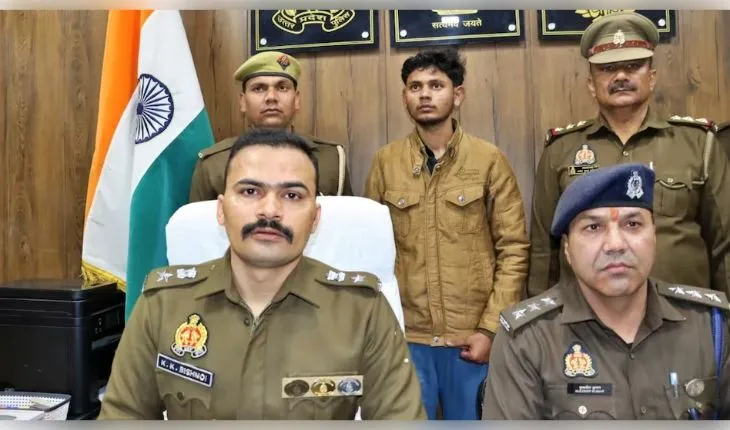 ଉତ୍ତର ପ୍ରଦେଶର ସମ୍ଭଲରେ 'ସ୍ପେଶାଲ ୨୬' ଷ୍ଟାଇଲ୍ ଠକେଇ: ନକଲି ଆୟକର ଅଧିକାରୀ ସାଜି ଚାଷୀଙ୍କଠାରୁ ୨୪ ଲକ୍ଷ ଟଙ୍କା ମାଗୁଥିବା LLB ଛାତ୍ର ଗିରଫ
