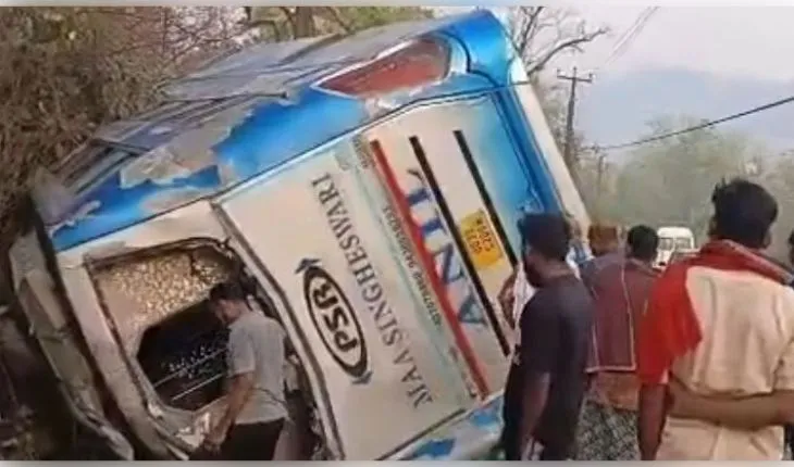 ଭାରସାମ୍ୟ ହରାଇ ରାସ୍ତା କଡ଼ ଖାଲକୁ ଓଲଟିଲା ଟୁରିଷ୍ଟ ବସ୍; ୫ ମୃତ, ୩୦ରୁ ଉର୍ଦ୍ଧ୍ୱ ଆହତ 