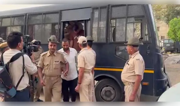 ଗୋଟିଏ 'Spelling Mistake' ଧରାଇଦେଲା ମହାଠକେଇ: ଜାଲ୍ ସାର୍ଟିଫିକେଟରେ ସରକାରୀ ଚାକିରି କରୁଥିବା ୨୦ ଗିରଫ