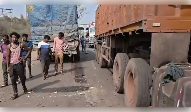 ମର୍ମନ୍ତୁଦ ସଡ଼କ ଦୁର୍ଘଟଣା: ଟ୍ୟୁସନ ଯାଉଥିବା ବେଳେ ଲରୀ ଚାପାରେ ମାଆର ମୃତ୍ୟୁ, ୪ ବର୍ଷର ଶିଶୁ ଗୁରୁତର