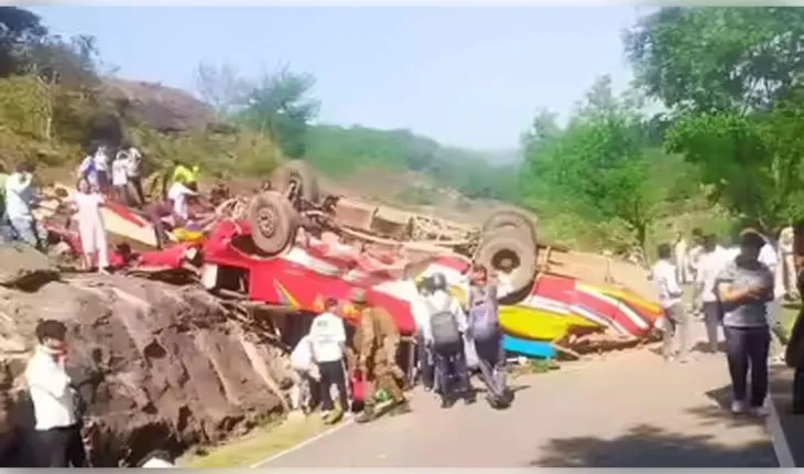 ଜମ୍ମୁ-କାଶ୍ମୀରରେ ମର୍ମନ୍ତୁଦ ସଡକ ଦୁର୍ଘଟଣା: ଶହେ ଫୁଟ୍ ତଳକୁ ଖସିଲା ବସ୍‌, ୧୫ ମୃତ 