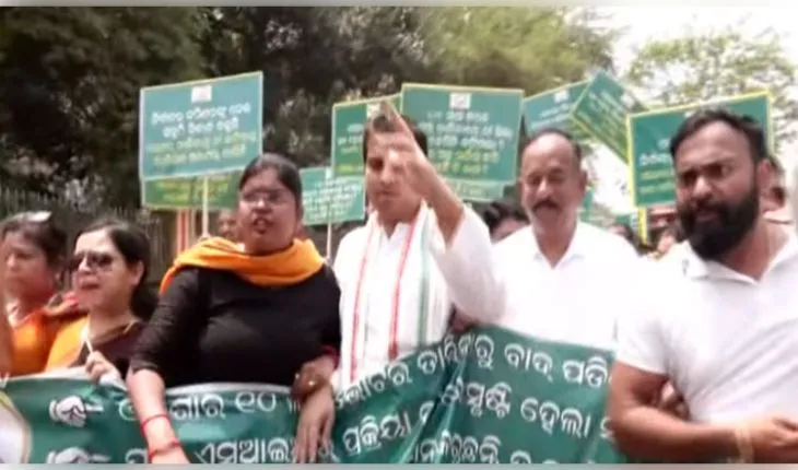 ରାଜ୍ୟରେ ଭୋଟର ଲିଷ୍ଟରୁ ୯.୮ ଲକ୍ଷ ଭୋଟର୍ ବାଦ୍ ପଡ଼ିବା ପ୍ରସଙ୍ଗ: ସିଇଓଙ୍କ ଅଫିସ ଆଗରେ ବିଜେଡିର ପ୍ରତିବାଦ 