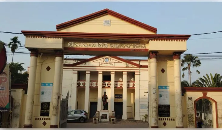 ଫକୀର ମୋହନ କଲେଜରେ ପୁଣି ଜଣେ ଅଧ୍ୟାପକଙ୍କ ନାମରେ ସାଂଘାତିକ ଅଭିଯୋଗ, HOD ପଦରୁ ହେଲେ ବହିଷ୍କାର 