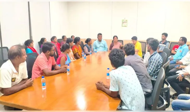 ଭୁବନେଶ୍ୱର ମେୟରଙ୍କୁ ଭେଟିଲେ ଚୁନୁକୋଳି ବସ୍ତିବାସିନ୍ଦା; ବିସ୍ଥାପନ ସମସ୍ୟାର ଶୀଘ୍ର ସମାଧାନ ପାଇଁ ଆଶ୍ୱାସନା