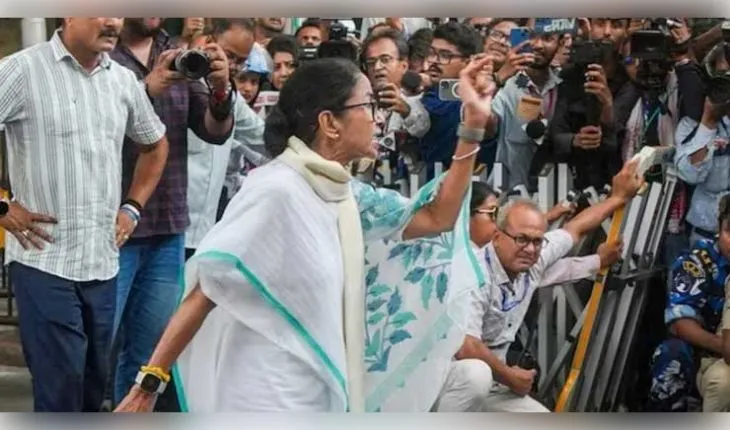 ଇଭିଏମ୍ ଟ୍ୟାମ୍ପରିଂ ଅଭିଯୋଗ ଆଣି ମମତା ବାନାର୍ଜୀଙ୍କ ଧାରଣା: ଏହା ଏକ ଗୁଜବ ବୋଲି ସ୍ପଷ୍ଟ କଲା ନିର୍ବାଚନ କମିଶନ