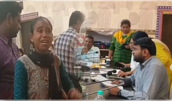 ମୋତେ ଚାକିରି ଫେରାଇ ଦିଅନ୍ତୁ… ମୁଁ କେମିତି ବଞ୍ଚିବି….ଜିଲ୍ଲାପାଳଙ୍କ ଅଭିଯୋଗ ଶୁଣାଣିରେ ଭୋ ଭୋ ହୋଇ କାନ୍ଦିଲେ ଯୁବତୀ 