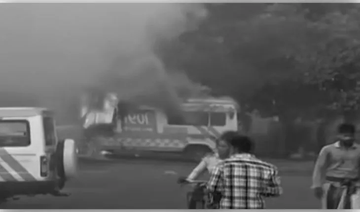 ଜଳିଗଲା ଆମ୍ବୁଲାନ୍ସ; ରୋଗୀ ଆଣିବାକୁ ଯାଉଥିବା ବେଳେ ଚଳନ୍ତା ଆମ୍ବୁଲାନ୍ସରେ ଲାଗିଲା ନିଆଁ