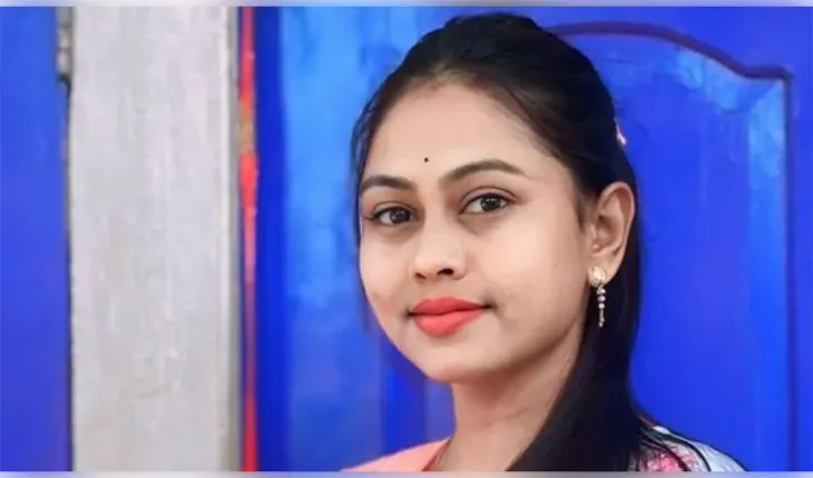 ମହାକାଳପଡ଼ା BDO ଓ IICଙ୍କ ବିରୁଦ୍ଧରେ କାର୍ଯ୍ୟାନୁଷ୍ଠାନ ଦାବିରେ ଲୋୟର ପିଏମଜିରେ ଆମରଣ ଅନଶନରେ ବସିଲେ ଚାମେଲୀ ଓଝା