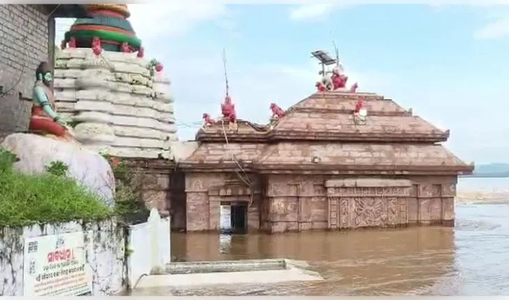 ମହାନଦୀରେ ବଢୁଛି ଜଳସ୍ତର: ମା’ ଭଟ୍ଟାରିକାଙ୍କ ପୀଠରେ ପଶିଲା ବନ୍ୟା ଜଳ, ସୁରକ୍ଷିତ ସ୍ଥାନକୁ ସ୍ଥାନାନ୍ତର ହେଲେ ଦେବୀ