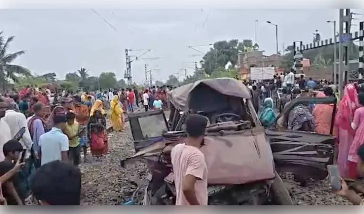 ପଶ୍ଚିମବଙ୍ଗର ମୁର୍ଶିଦାବାଦରେ ମର୍ମନ୍ତୁଦ ଟ୍ରେନ୍ ଦୁର୍ଘଟଣା: ସ୍କୁଲ୍ ଭ୍ୟାନ୍‌କୁ ଧକ୍କା ଦେଲା ଟ୍ରେନ୍, ୨ ଛାତ୍ରଙ୍କ ସମେତ ୩ ମୃତ