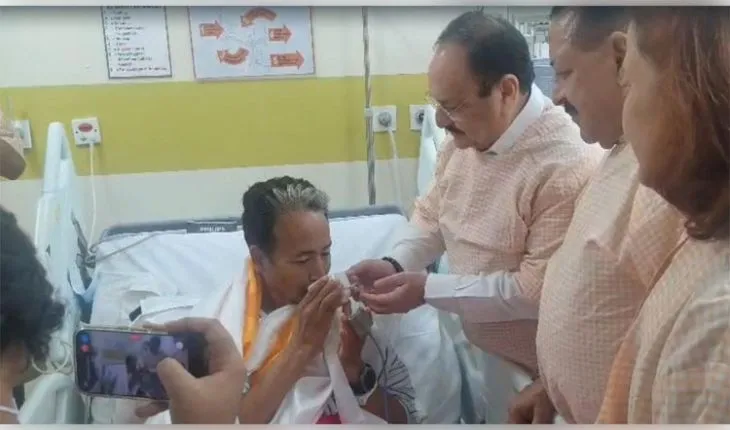 ୨୬ଦିନ ପରେ ଅନଶନ ଭାଙ୍ଗିଲେ ସୋନମ୍ ୱାଙ୍ଗଚୁକ୍, ଦେଶରେ ଶାନ୍ତି ବଜାୟ ରଖିବାକୁ ୱାଙ୍ଗଚୁକ୍ କଲେ ଅପିଲ୍