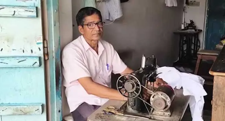 ମାସିକ ୧୫ ହଜାର ଟଙ୍କା ରୋଜଗାର କରୁଥିବା ଦରଜୀଙ୍କୁ ୯୭୫ କୋଟି ଟଙ୍କାର ଆୟକର ନୋଟିସ୍, ଉଡ଼ିଗଲା ହୋସ୍
