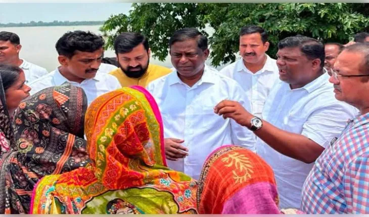 ଦୀର୍ଘ ୧୩ ଦିନ ଧରି ଜଳବନ୍ଦୀ ଅବସ୍ଥାରେ ଥିବା ପ୍ରପୀଡ଼ିତଙ୍କ ପାଖରେ ଜିଲ୍ଲା ପ୍ରଶାସନ ପହଞ୍ଚିବାରେ ବିଫଳ ହୋଇଛି: ବିଜେଡି