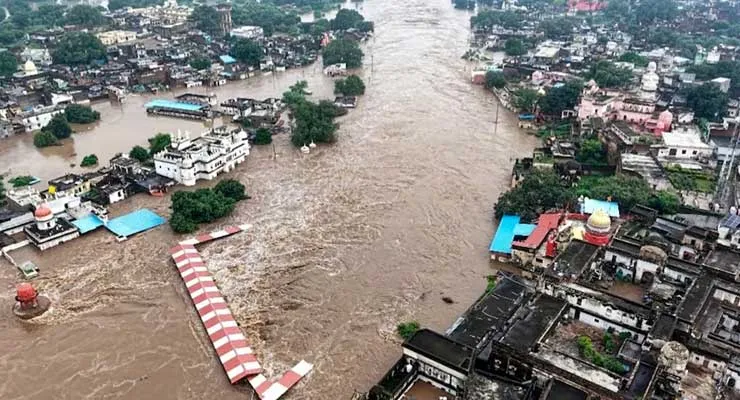 ମଧ୍ୟପ୍ରଦେଶରେ ପ୍ରବଳ ବର୍ଷା ଓ ବନ୍ୟା ବିଭୀଷିକା: ଚିତ୍ରକୂଟରେ ଉଛୁଳିଲା ମନ୍ଦାକିନୀ ନଦୀ, ଜଳମଗ୍ନ ଅନେକ ଗାଁ