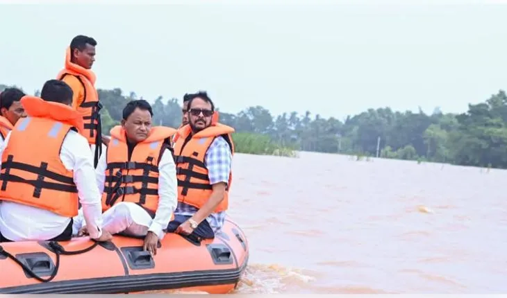 ବନ୍ୟା ପ୍ରଭାବିତ ଯାଜପୁର ଜିଲ୍ଲା ଗସ୍ତ କଲେ ମୁଖ୍ୟମନ୍ତ୍ରୀ ମୋହନ ଚରଣ ମାଝୀ, ଡଙ୍ଗାରେ ବୁଲି ସ୍ଥିତି ଅନୁଧ୍ୟାନ କଲେ