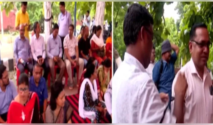 ରେଭେନ୍ସା ବିଶ୍ୱବିଦ୍ୟାଳୟ ବିବାଦ ତୀବ୍ର: ସମୂହ ଛୁଟିରେ ଅଧ୍ୟାପକ ଓ ଅଧ୍ୟାପିକା, କୁଳପତିଙ୍କ କାର୍ଯ୍ୟାଳୟ ସମ୍ମୁଖରେ ଧାରଣା