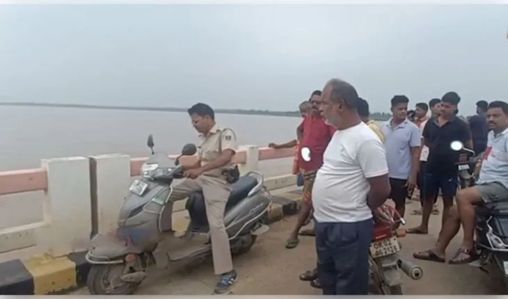 ପୋଲ ଉପରେ ସ୍କୁଟି ରଖି ଦେବୀ ନଦୀକୁ ଡେଇଁ ଯୁବକ ନିଖୋଜ, ଉଦ୍ଧାର କାର୍ଯ୍ୟ ଜାରି
