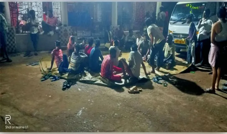 ଧର୍ମାନ୍ତରୀକରଣକୁ ନେଇ ତେଜିଲା ବିବାଦ: ୩ଦିନ ଧରି ରାସ୍ତାରେ ପଡ଼ିରହିଛି ଦାଦନ ଶ୍ରମିକଙ୍କ ଶବ, ଗାଁରେ ଉତ୍ତେଜନା