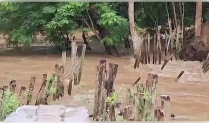 ସାପୁଆ ନଦୀରେ ବନ୍ୟା: ଆଠଗଡ଼ର କନ୍ତୋଲ ଅଞ୍ଚଳ ଜଳମଗ୍ନ, ପୁରୁଣା କଟକ-ସମ୍ବଲପୁର ରାସ୍ତାରେ ଯାତାୟାତ ଠପ୍