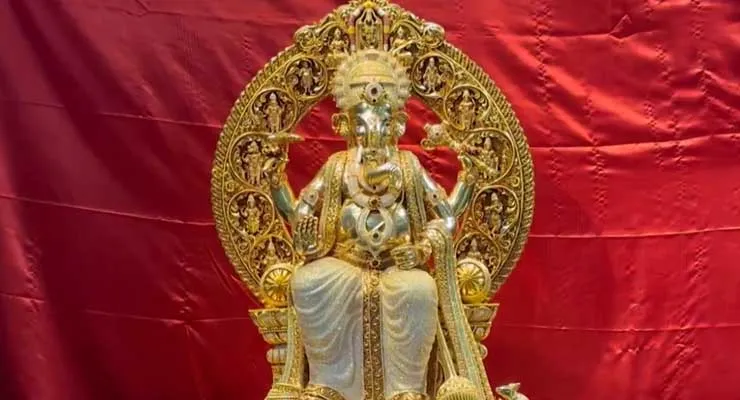 ହାଇଦ୍ରାବାଦର 'ଗୋଲ୍ଡେନ ଗଣେଶ': ୨୪ କ୍ୟାରେଟ୍ ସୁନା ଓ ୩.୮ ଲକ୍ଷ ହୀରାରେ ସଜ୍ଜିତ ପ୍ରତିମା ସାଜିଛି ଆକର୍ଷଣର କେନ୍ଦ୍ରବିନ୍ଦୁ