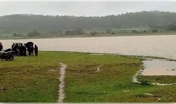 ମାଛ ଧରିବା ହେଲା କାଳ: କୋଲାବ ନଦୀ ସ୍ରୋତରେ ଭାସି ଶିକ୍ଷକ ନଖୋଜ 
