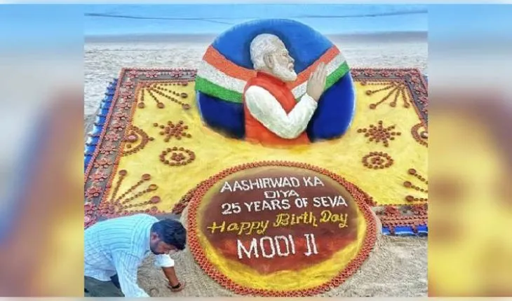 ପ୍ରଧାନମନ୍ତ୍ରୀ ମୋଦୀଙ୍କ ଜନ୍ମଦିନରେ ସୁଦର୍ଶନ ପଟ୍ଟନାୟକଙ୍କ ଅଭିନବ ବାଲୁକା କଳା: ୨୫୦୦ ଦୀପରେ ସଜେଇଲେ ୨୫ ଫୁଟର ପ୍ରତିକୃତି