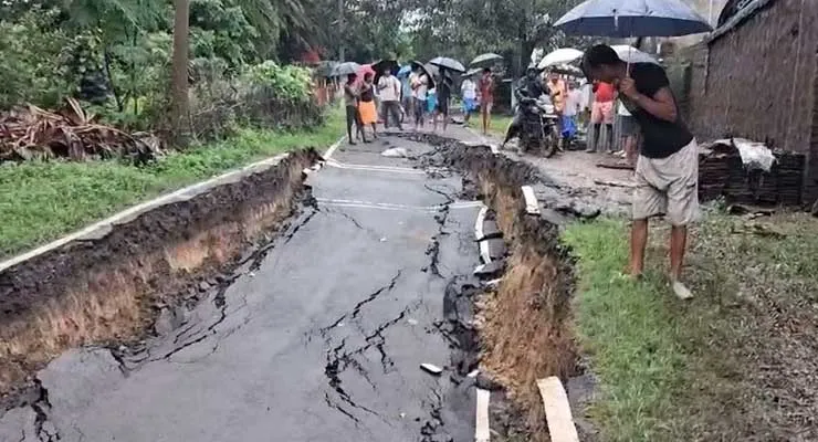 ୩ କୋଟିର ରାସ୍ତା ବର୍ଷାରେ ବେହାଲ୍: ଧସିଲା ୯୦ ଫୁଟ୍‌ର ପିଚ୍ ରାସ୍ତା, ବିଚ୍ଛିନ୍ନ ହେଲା ଯୋଗାଯୋଗ