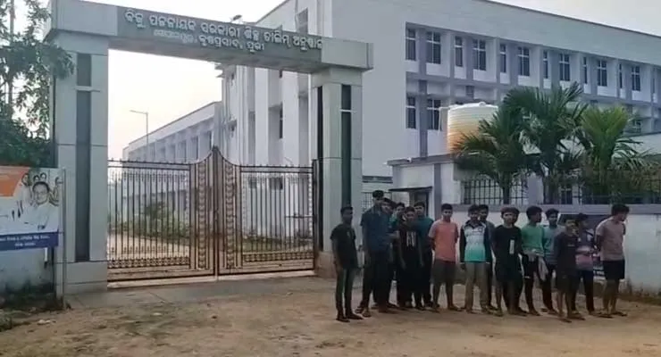 ସରକାରୀ ITIରେ ଶିକ୍ଷାର୍ଥୀଙ୍କ ଅଭିଯୋଗ! କାମ କରିବାକୁ ଚାପ, ମନା କଲେ ହଷ୍ଟେଲ ଛାଡ଼ିବାକୁ ଧମକ!