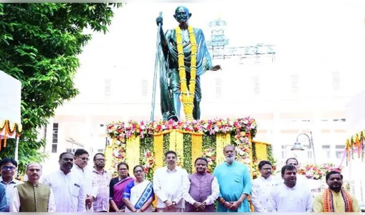 ଗାନ୍ଧୀ ଜୟନ୍ତୀ ଏବଂ ଶାସ୍ତ୍ରୀ ଜୟନ୍ତୀ ଅବସରରେ ବିଧାନସଭା ପରିସରରେ ଶ୍ରଦ୍ଧାଞ୍ଜଳି ଜଣାଇଲେ ରାଜ୍ୟପାଳ ଏବଂ ମୁଖ୍ୟମନ୍ତ୍ରୀ