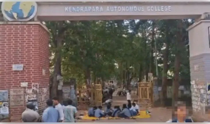 କେନ୍ଦ୍ରାପଡ଼ା ଅଟୋନୋମସ୍ କଲେଜରେ ଏବିଭିପିର ଧାରଣା; ଭୋଟ ପୁନଃ ଗଣତି ଦାବି, ଶପଥ ଗ୍ରହଣ ଉତ୍ସବ ସ୍ଥଗିତ