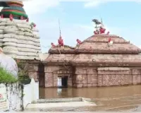 ମହାନଦୀରେ ବଢୁଛି ଜଳସ୍ତର: ମା’ ଭଟ୍ଟାରିକାଙ୍କ ପୀଠରେ ପଶିଲା ବନ୍ୟା ଜଳ, ସୁରକ୍ଷିତ ସ୍ଥାନକୁ ସ୍ଥାନାନ୍ତର ହେଲେ ଦେବୀ