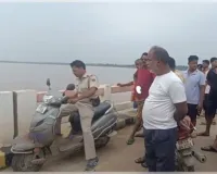 ପୋଲ ଉପରେ ସ୍କୁଟି ରଖି ଦେବୀ ନଦୀକୁ ଡେଇଁ ଯୁବକ ନିଖୋଜ, ଉଦ୍ଧାର କାର୍ଯ୍ୟ ଜାରି