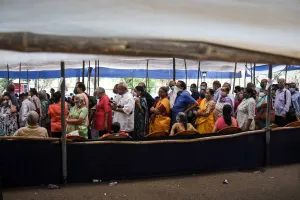 ଟିକା ପାଇଁ ଲମ୍ବା ଲାଇନରେ ଭାରତର ଜନତା….