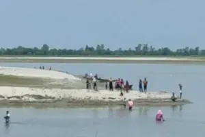 ଟିକା ନେବା ଭୟରେ ନଦୀକୁ ଡେଇଁଲେ ଗ୍ରାମବାସୀ