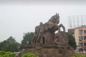 ମାଷ୍ଟରକ୍ୟାଣ୍ଟିନ ଛକରେ ଥିବା ଯୋଦ୍ଧା ଘୋଡାର ମୂର୍ତ୍ତୀକୁ ଅନ୍ୟତ୍ର ସ୍ଥାନାନ୍ତର ନେଇ ତେଜିଲା ରାଜନୀତି