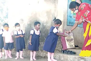 ନାଳ ଡେଇଁ ଲୋକଙ୍କ ସେବାରେ ଯାଉଛନ୍ତି ଲଳିତା