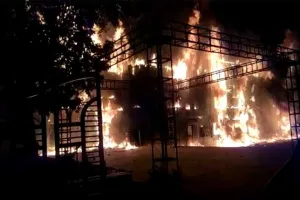 ବୁର୍ଲା ଏମସିଏଲର ଆନନ୍ଦ ବିହାର କ୍ଲବରେ ଭୟାବହ ଅଗ୍ନିକାଣ୍ଡ, ନିଆଁରେ ପୋଡି ନଷ୍ଟ ହେଲା ଲକ୍ଷାଧିକ ଟଙ୍କାର ସମ୍ପତ୍ତି