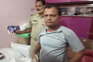 ନକଲି ଗୁଟଖା କାରବାରର ମୁଖ୍ଯ ଅଭିଯୁକ୍ତ ଦୁଇ ସପ୍ତାହ ହେଲା ଫେରାର: ସହଯୋଗୀର ଡିପୋ ଉପରେ ପୁଲିସର ଚଢାଉ, ଲକ୍ଷ ଲକ୍ଷ ଟଙ୍କାର ନକଲି ଗୁଟଖା ଜବତ