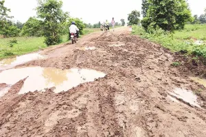 ଦୁଇ କିମି ରାସ୍ତାରେ ଶତାଧିକ ଖାଲ