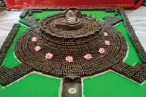ଭାରତର ଏପରି ଏକ ମନ୍ଦିର ଯେଉଁଠି ଶ୍ରାବଣ ମାସରେ ନିତି ଗଢ଼ାଯାଏ ୭୦୦୦ ଶିବଲିଙ୍ଗ