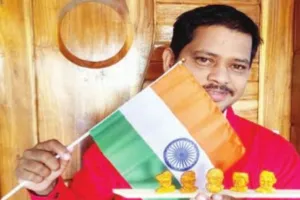 କାଠରେ ମହାପୁରୁଷଙ୍କ ପ୍ରତିମୂର୍ତ୍ତି ନିର୍ମାଣକଲେ ସତ୍ୟ
