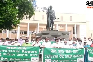 ବିଧାନସଭାରେ ବିରୋଧୀ ଗୃହକୁ ଚଳାଇ ନଦେବାରୁ , ଗାନ୍ଧୀମୂର୍ତ୍ତି ତଳେ ବିଜେଡି ବିଧାୟକଙ୍କ ପ୍ରତିବାଦ