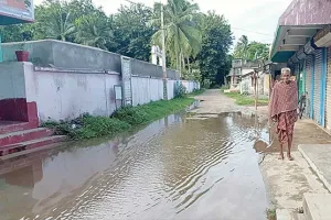 ସ୍କୁଲ ଆଗରେ ଆଣ୍ଠୁଏ ପାଣି : ନିଷ୍କାସନ ପାଇଁ ନାହିଁ ଡ୍ରେନ୍‌