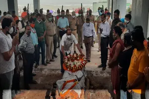 ସ୍ବର୍ଗଦ୍ବାରରେ ରାଷ୍ଟ୍ରୀୟ ମର୍ଯ୍ୟାଦା ସହ ମନୋରମା ମହାପାତ୍ରଙ୍କ ଶେଷକୃତ୍ୟ ସମ୍ପନ୍ନ