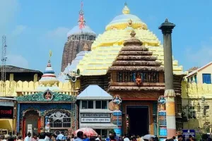 ଗର୍ଭଗୃହକୁ ପଶି ସିଂହାସନ ଛୁଇଁଲେ ଭକ୍ତ