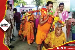 ପିତାମାତାଙ୍କ ସେବାରେ ଶ୍ରବଣ କୁମାର, କାନ୍ଧ ମିଳାଇଛନ୍ତି ପତ୍ନୀ