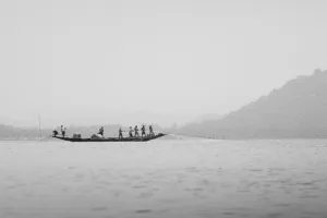 ଘନ କୁହୁଡି ଯୋଗୁଁ ମଝି ଚିଲିକାରେ ଫସିଲା ଡଙ୍ଗା,  ଡଙ୍ଗାରେ ଥିଲେ ୨୦ରୁ ଉର୍ଦ୍ଧ୍ୱ ଶ୍ରଦ୍ଧାଳୁ