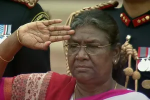 କର୍ତ୍ତବ୍ୟ ପଥରେ ପ୍ରଥମ ଥର ପାଇଁ ପତାକା ଉତ୍ତୋଳନ କଲେ ରାଷ୍ଟ୍ରପତି ଦ୍ରୌପଦୀ ମୁର୍ମୁ