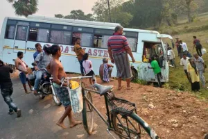 ଭାରସାମ୍ୟ ହରାଇ ରାସ୍ତାତଳକୁ ଖସିଲା ଯାତ୍ରୀବାହି ବସ, ଅଳ୍ପକେ ବର୍ତ୍ତିଲେ ୨୦ରୁ ଉର୍ଦ୍ଧ୍ବ ଯାତ୍ରୀ