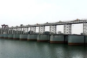 ମୁଣ୍ଡଳି ବ୍ୟାରେଜ୍ ଉପରେ ସ୍କୁଟି ରଖି ମହାନଦୀକୁ ଡେଇଁଲେ ଯୁବତୀ !